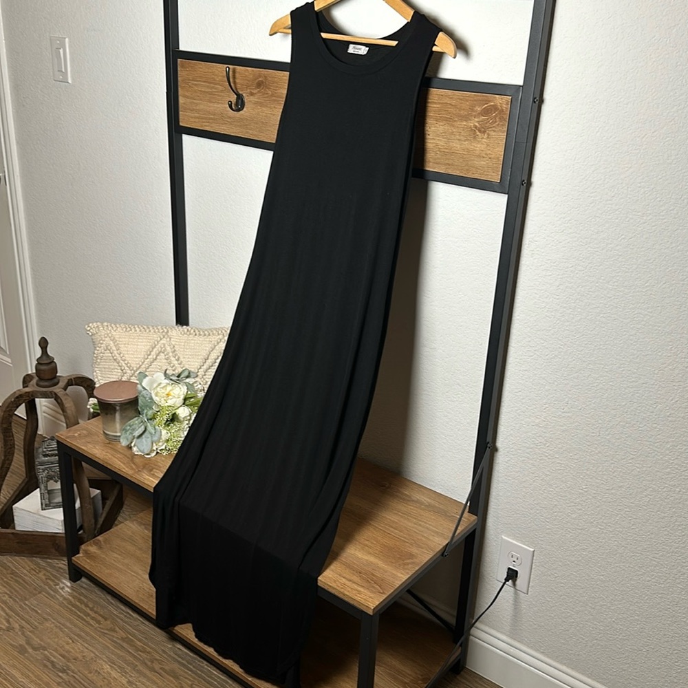 Women’s Black stretchy casual dress w/pockets & side bottom slits - sz medium